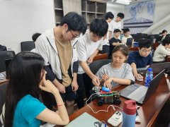学生从始拆卸小车、调试传感器、编写节制代码